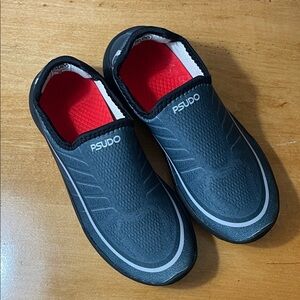 Women’s Psudo Slip-On Athletic Shoes in Black with Red Insole. Size 6